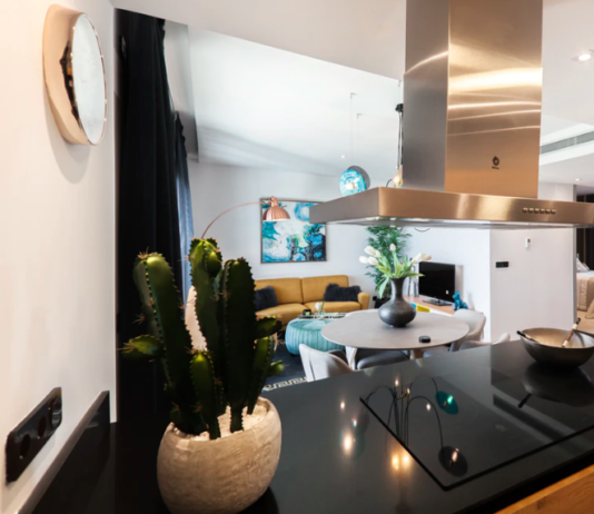 Jak poprawnie oświetlić stół lampa do kuchni